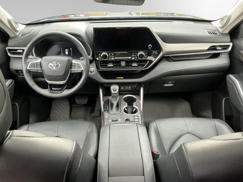 Certified 2023 Toyota Highlander Limited AWD/4WD image 10