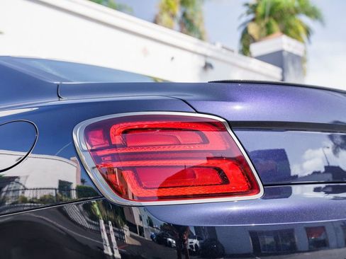 Used 2025 Bentley Flying Spur Plug-In Hybrid AWD/4WD image 29