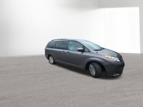 Used 2013 Toyota Sienna XLE FWD image 2