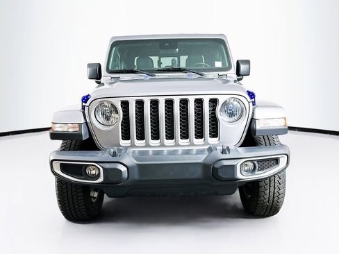 Used 2020 Jeep Gladiator Overland image 2