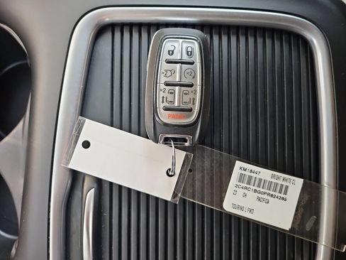 Used 2023 Chrysler Pacifica Touring-L FWD image 21