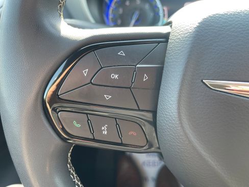 Used 2023 Chrysler Pacifica Touring-L w/ S Appearance Package image 18