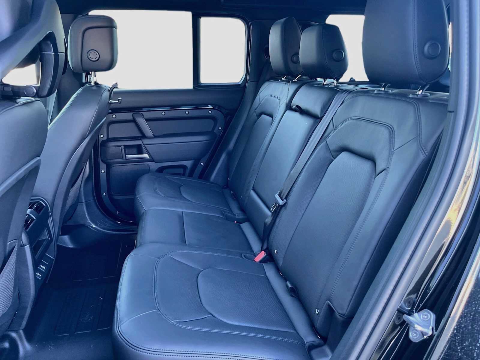 New 2026 Land Rover Defender 110 X-Dynamic SE AWD/4WD image 17