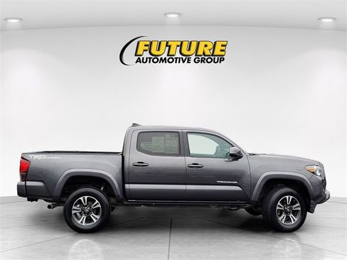 Used 2018 Toyota Tacoma TRD Sport image 4