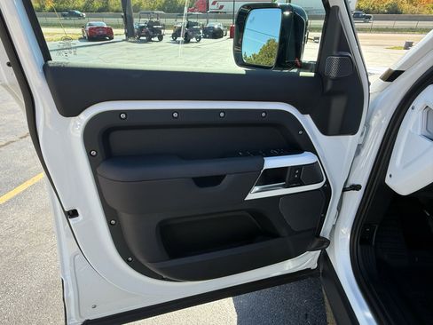 Used 2024 Land Rover Defender 110 S image 13