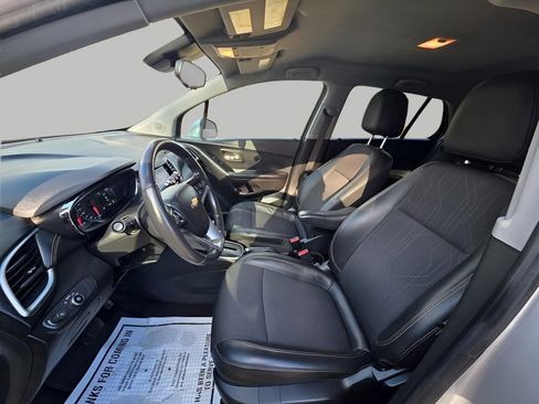 Used 2022 Chevrolet Trax LT w/ LT Convenience Package image 17