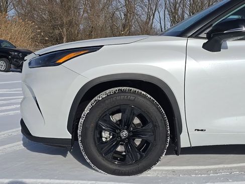 Certified 2025 Toyota Highlander XLE image 3