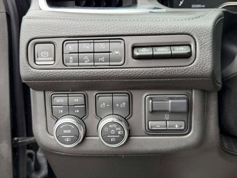 Used 2023 GMC Yukon XL Denali w/ Denali Reserve Package AWD/4WD image 25