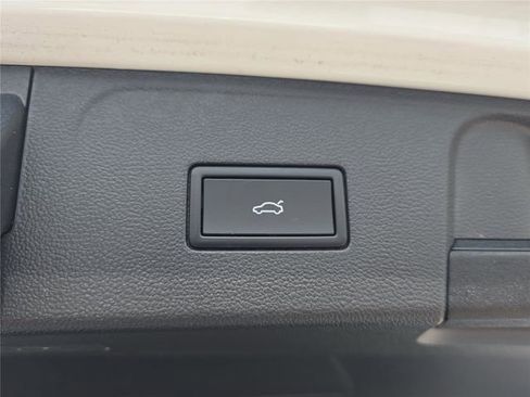 Used 2025 Volkswagen Atlas SE FWD image 30