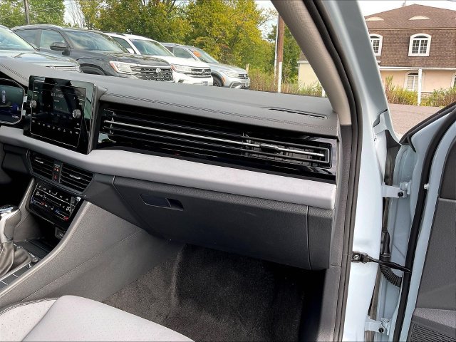 Certified 2025 Volkswagen Jetta SE w/ Sunroof Package FWD image 21