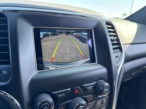 Used 2018 Jeep Grand Cherokee Laredo RWD image 33