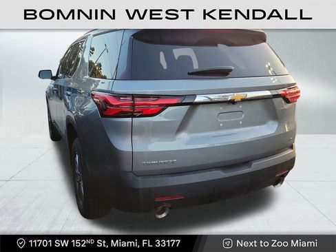 Used 2023 Chevrolet Traverse LT image 3