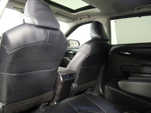 Used 2022 Toyota Highlander XLE image 22