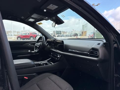 Used 2024 Chevrolet Traverse LT image 12