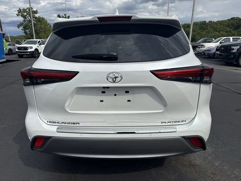 Used 2023 Toyota Highlander Platinum FWD image 3