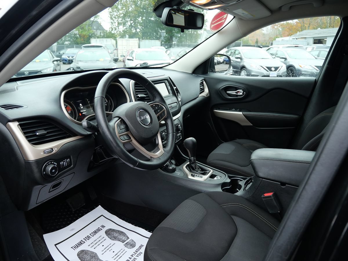 Used 2017 Jeep Cherokee Latitude w/ Cold Weather Group AWD/4WD image 9