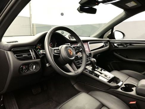 Certified 2025 Porsche Macan AWD/4WD image 4