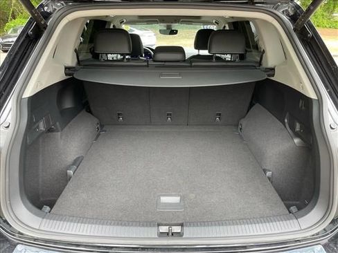 Used 2022 Volkswagen Tiguan SE w/ Panoramic Sunroof Package AWD/4WD image 11