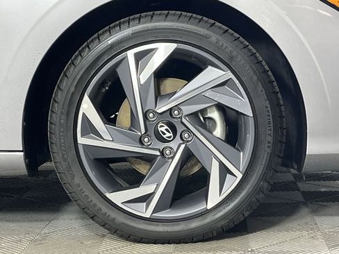 Used 2025 Hyundai Elantra Limited image 10