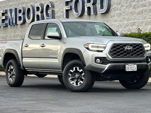 Used 2022 Toyota Tacoma TRD Off-Road image 2