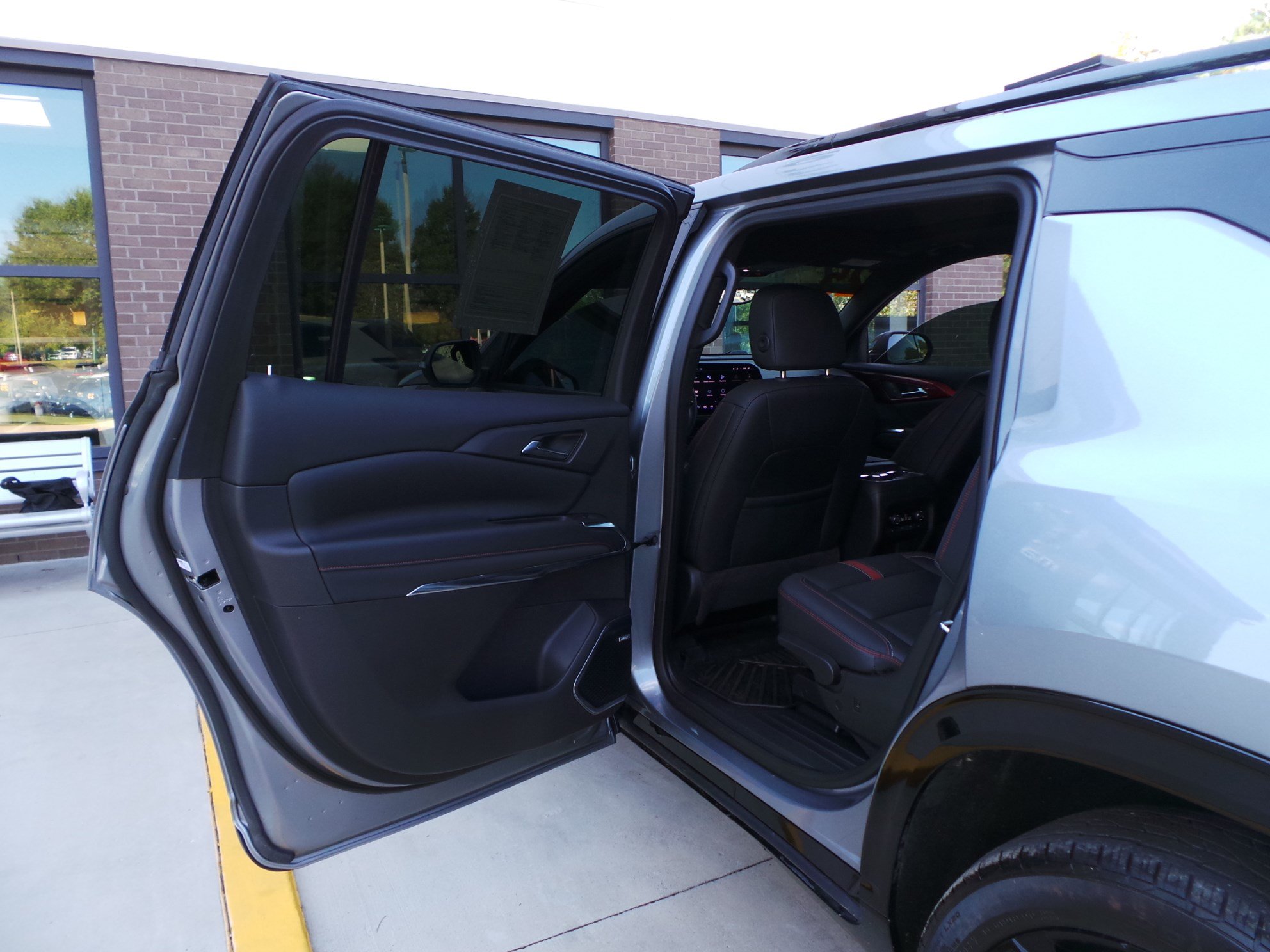 Used 2025 Chevrolet Traverse RS FWD image 37