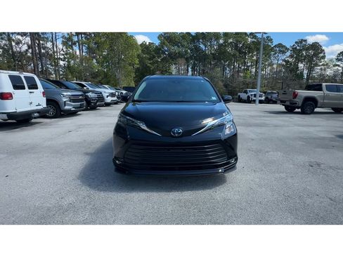 Used 2025 Toyota Sienna XLE image 3