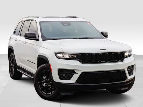 Certified 2025 Jeep Grand Cherokee Altitude image 2