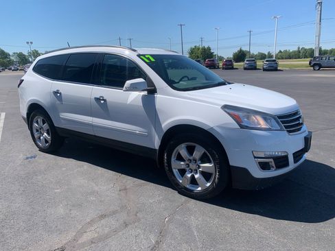 Used 2017 Chevrolet Traverse LT w/ Style and Technology Package AWD/4WD image 3