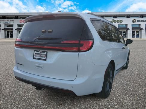 Used 2024 Chrysler Pacifica Touring-L w/ Road Tripper Package image 8