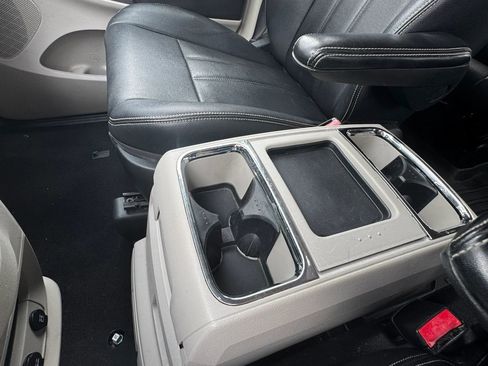 Used 2016 Chrysler Town & Country Touring image 26