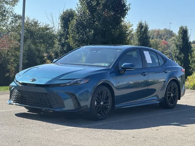 Used 2025 Toyota Camry SE w/ Convenience Package FWD image 1