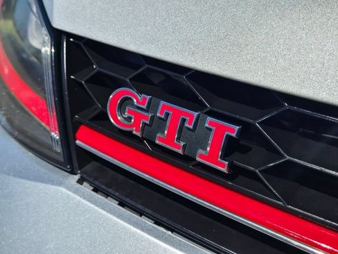 Used 2017 Volkswagen GTI SE FWD image 9