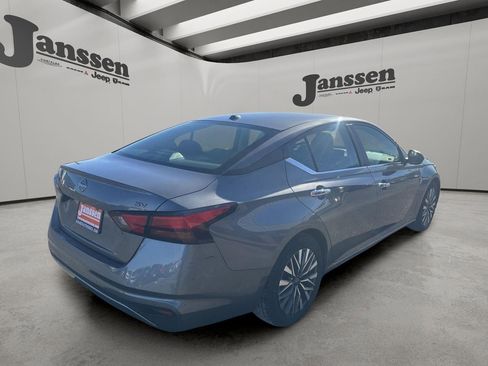 Used 2024 Nissan Altima 2.5 SV image 4