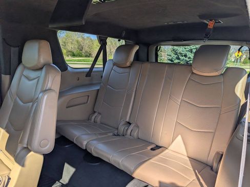 Used 2019 Cadillac Escalade ESV Platinum AWD/4WD image 17