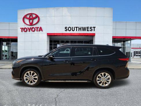 Used 2022 Toyota Highlander Limited FWD image 3