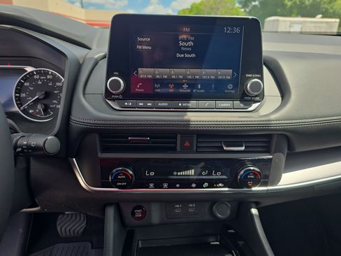 Used 2025 Nissan Rogue SV FWD image 24