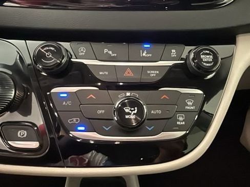 Used 2024 Chrysler Pacifica Touring-L FWD image 22