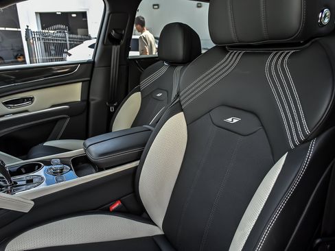 Certified 2022 Bentley Bentayga AWD/4WD image 21