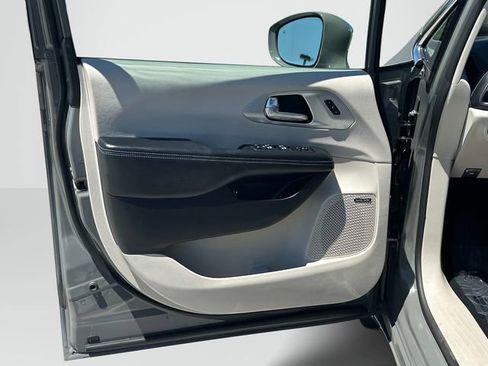 Used 2020 Chrysler Pacifica Limited w/ Advanced Safetytec Group FWD image 13
