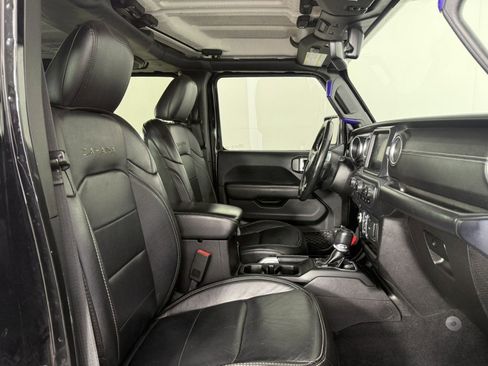 Used 2018 Jeep Wrangler Unlimited Sahara w/ Dual Top Group AWD/4WD image 10