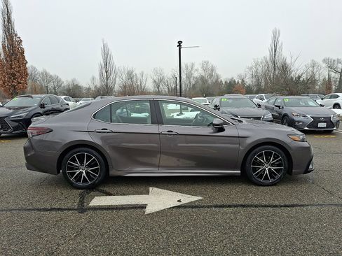 Used 2023 Toyota Camry SE w/ Cold Weather Package image 7