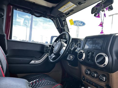 Used 2011 Jeep Wrangler Unlimited Rubicon w/ Connectivity Group image 14