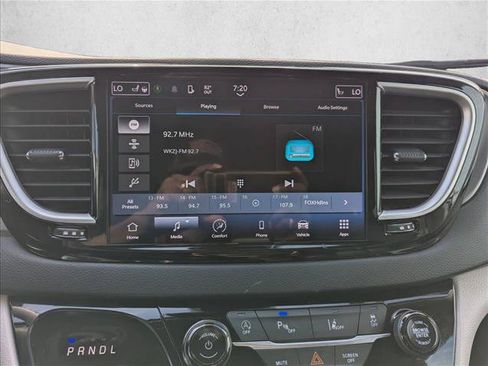 Used 2024 Chrysler Pacifica Touring-L FWD image 16