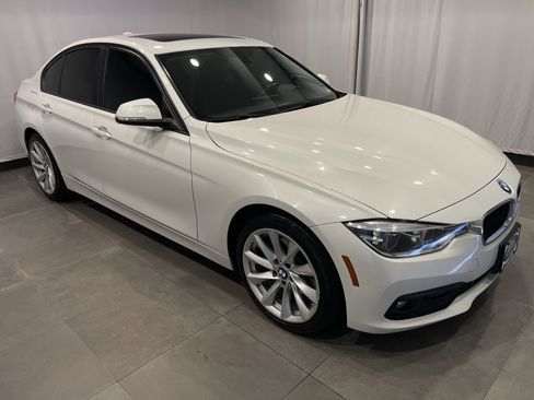Used 2018 BMW 320i xDrive Sedan w/ Convenience Package AWD/4WD image 3