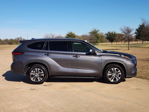 Used 2021 Toyota Highlander XLE image 7