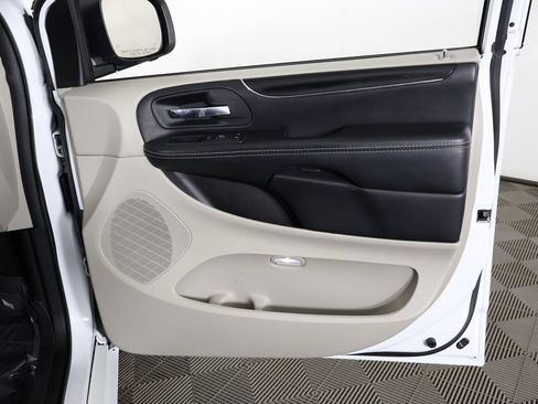 Used 2020 Dodge Grand Caravan SXT FWD image 22