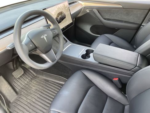 Used 2025 Tesla Model Y Long Range image 19