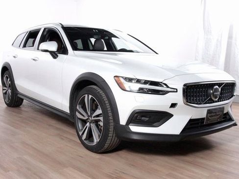 Certified 2025 Volvo V60 B5 Cross Country Plus image 3