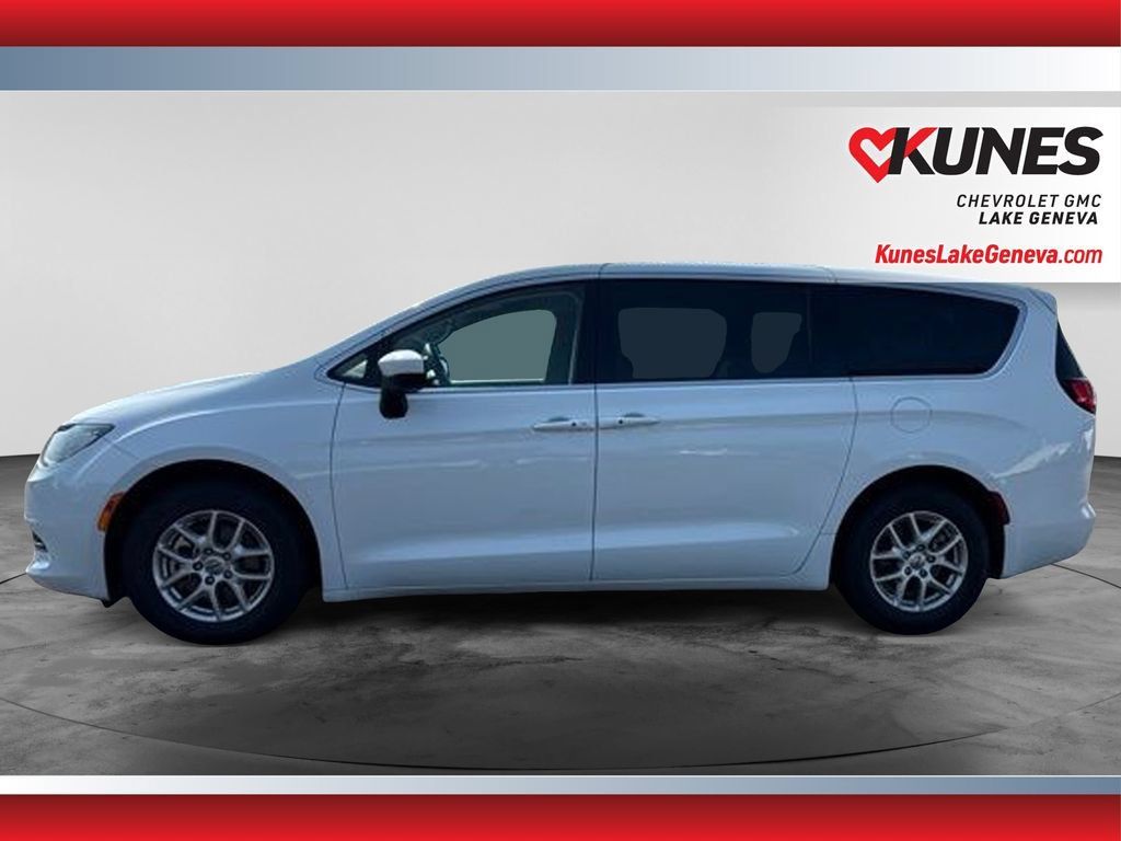 Used 2023 Chrysler Voyager LX FWD image 9