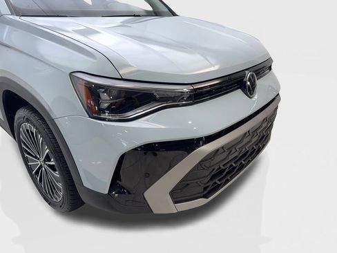Used 2025 Volkswagen Taos SE FWD image 17